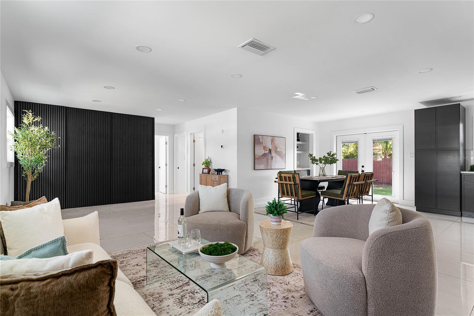 Listing photo id 4 for 4808 Bay Court Avenue