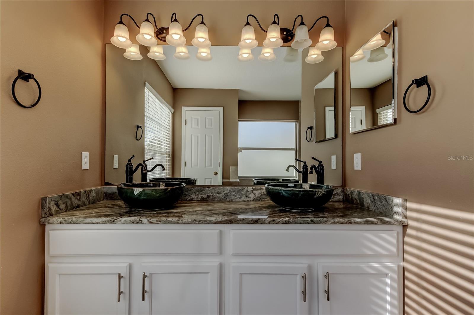 Listing photo id 23 for 6019 Cape Loop