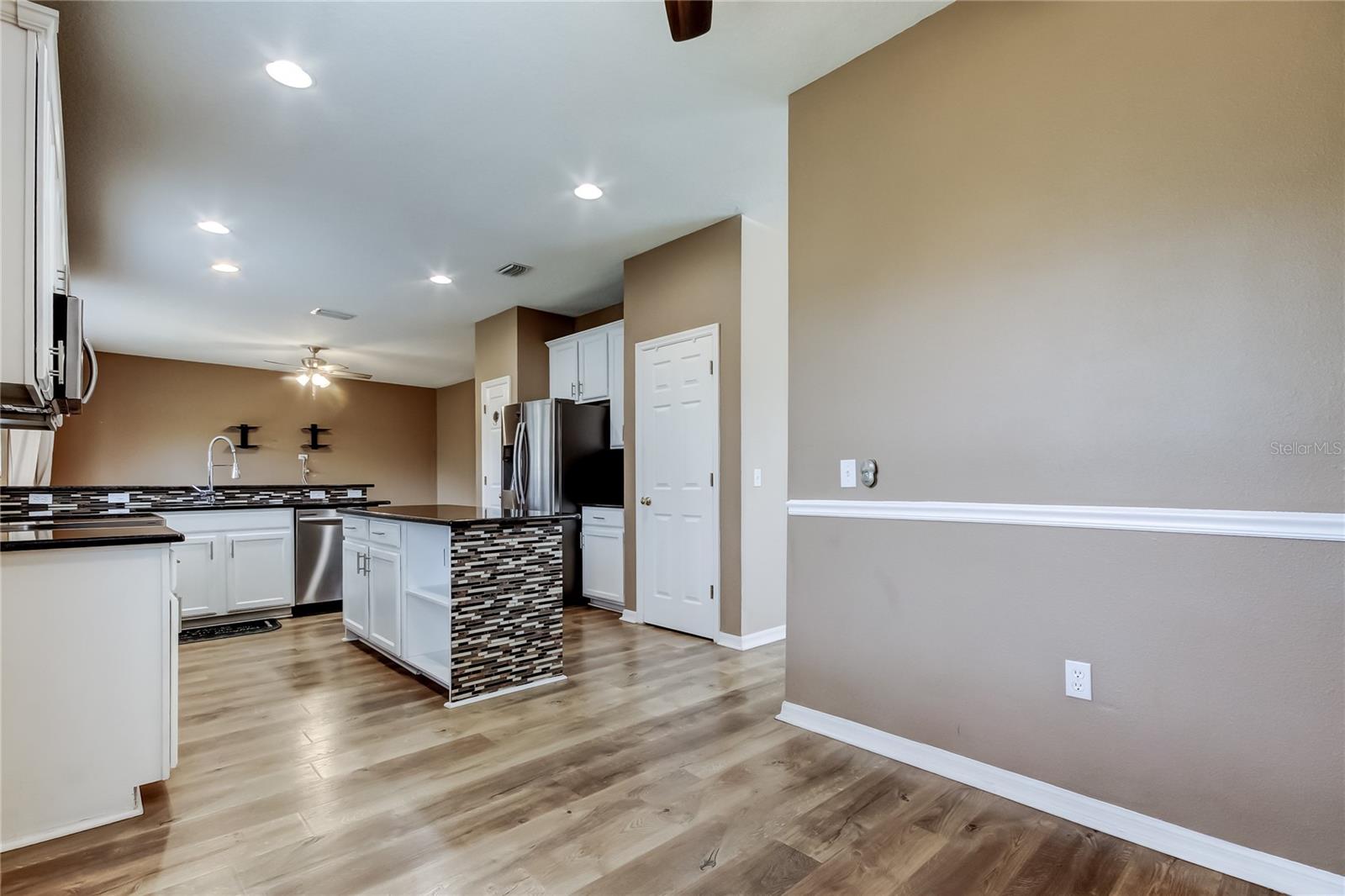 Listing photo id 47 for 6019 Cape Loop