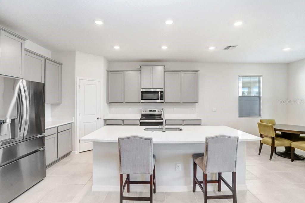 Image 16 of 39 For 33570 Darley Dale Trail