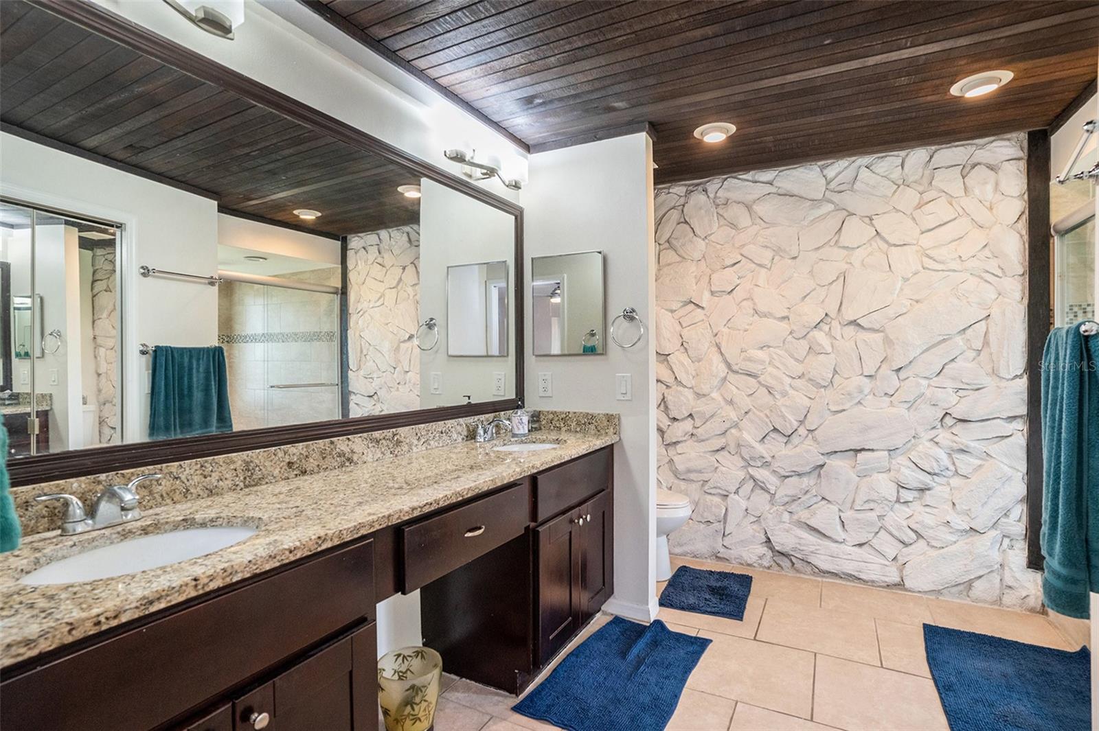 Listing photo id 13 for 202 Running Horse Road