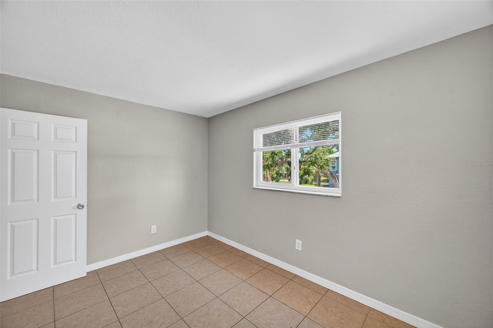 Image 16 of 26 For 1771 Russell Street S 3