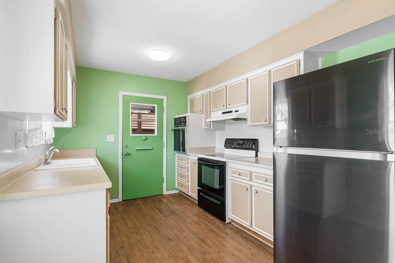 Image 22 of 80 For 829 Fox Hills Drive