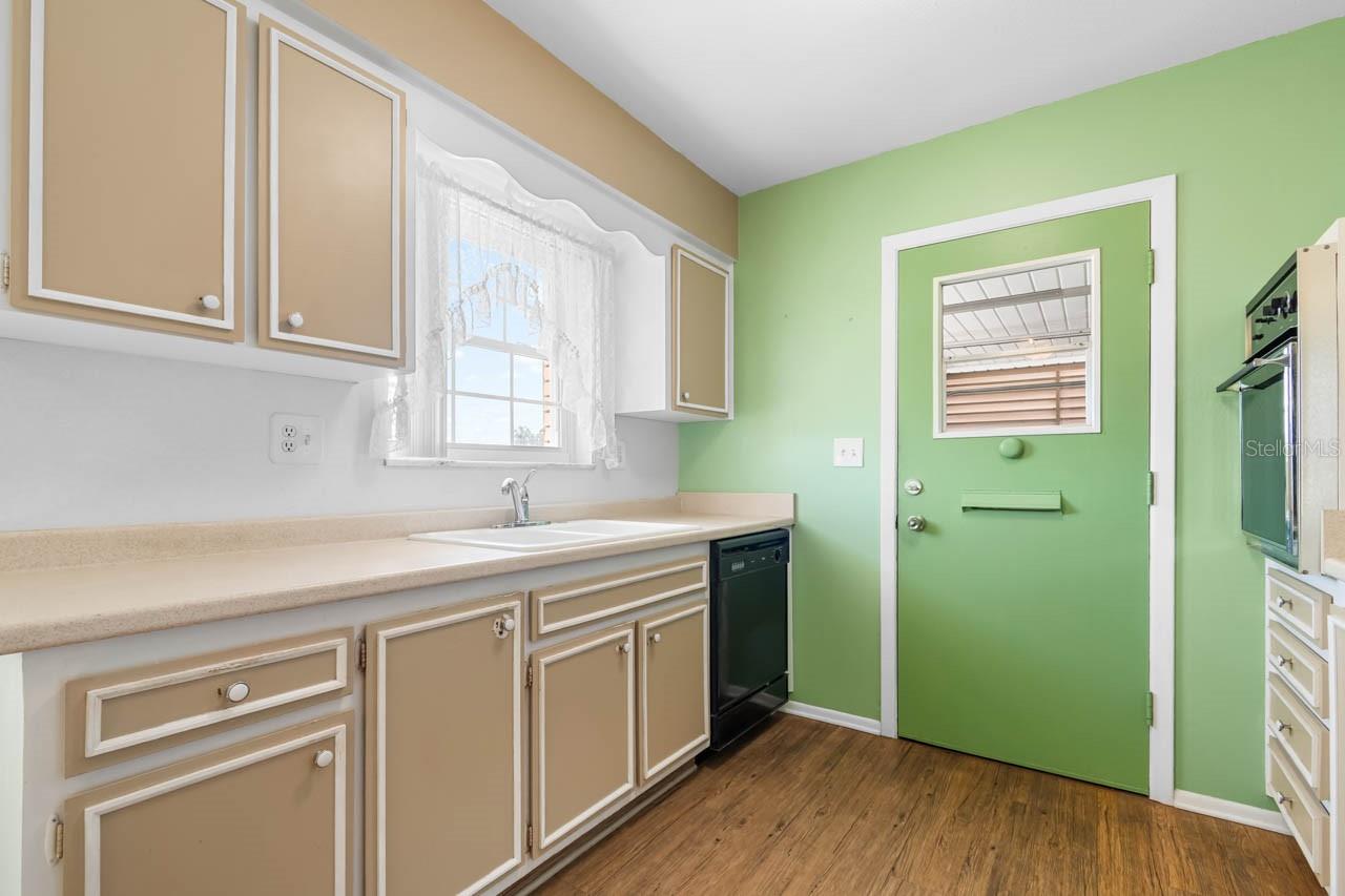 Image 24 of 80 For 829 Fox Hills Drive