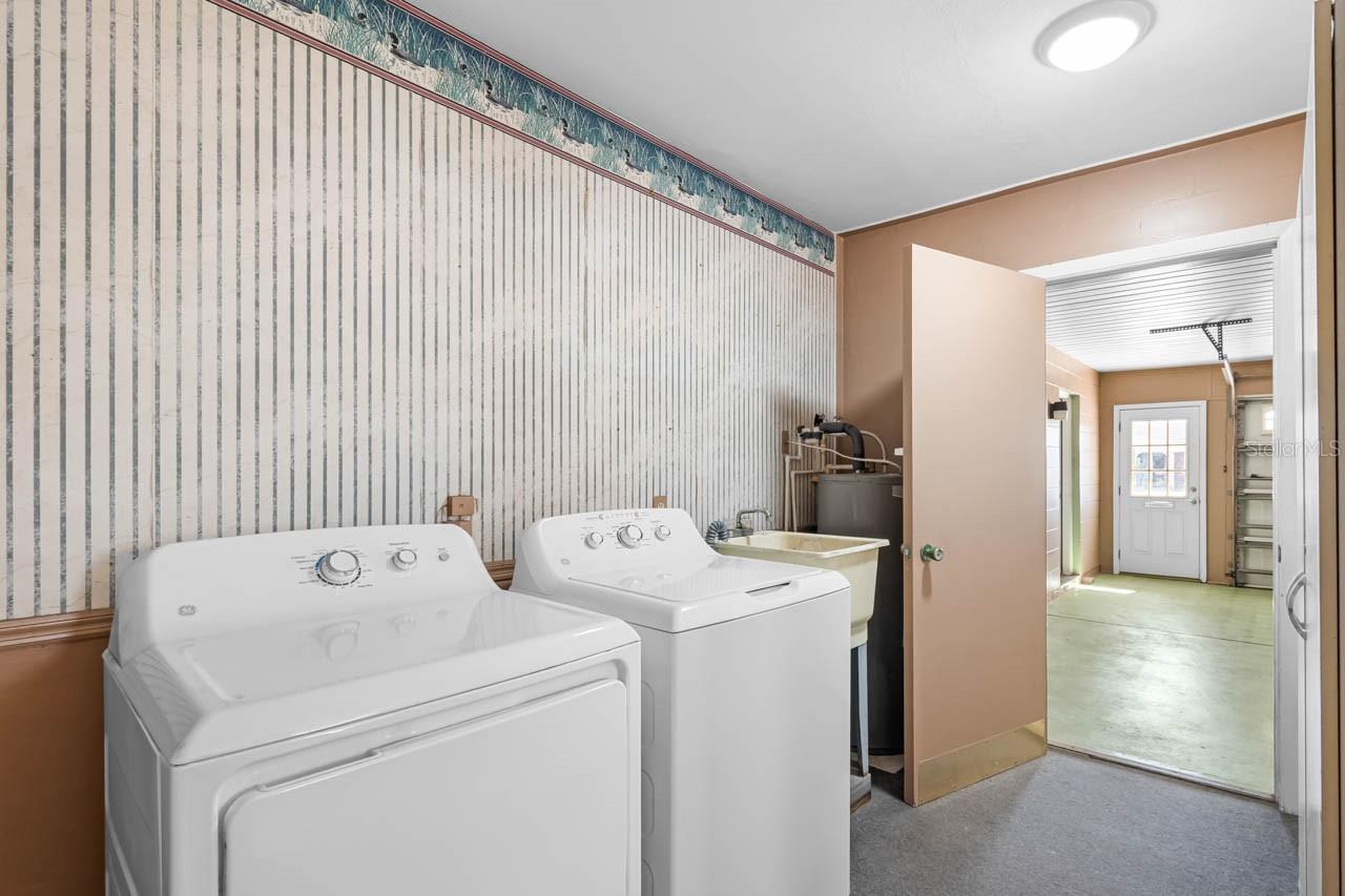 Image 27 of 80 For 829 Fox Hills Drive