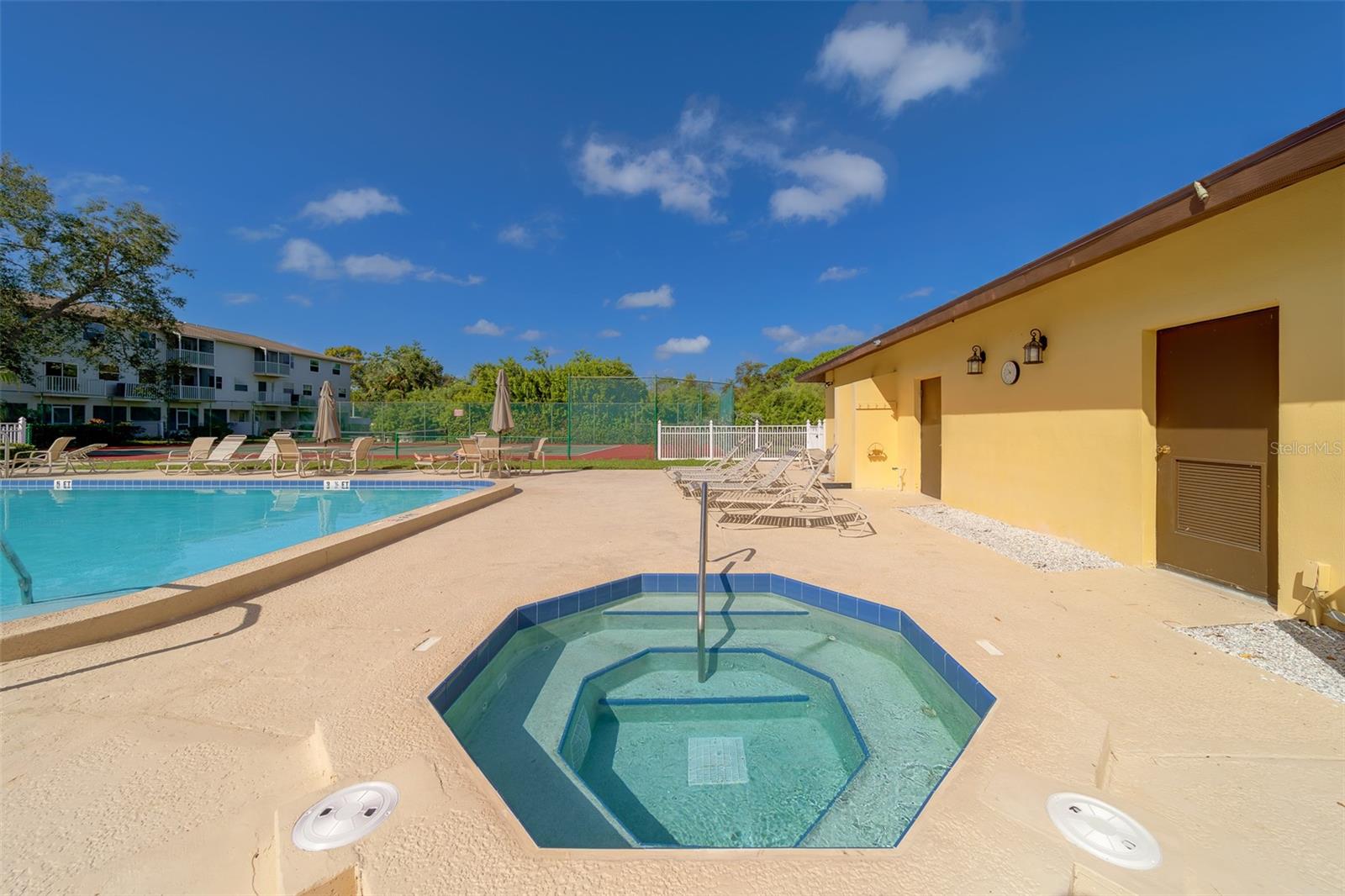 Image 37 of 66 For 5849 Park Street N 404