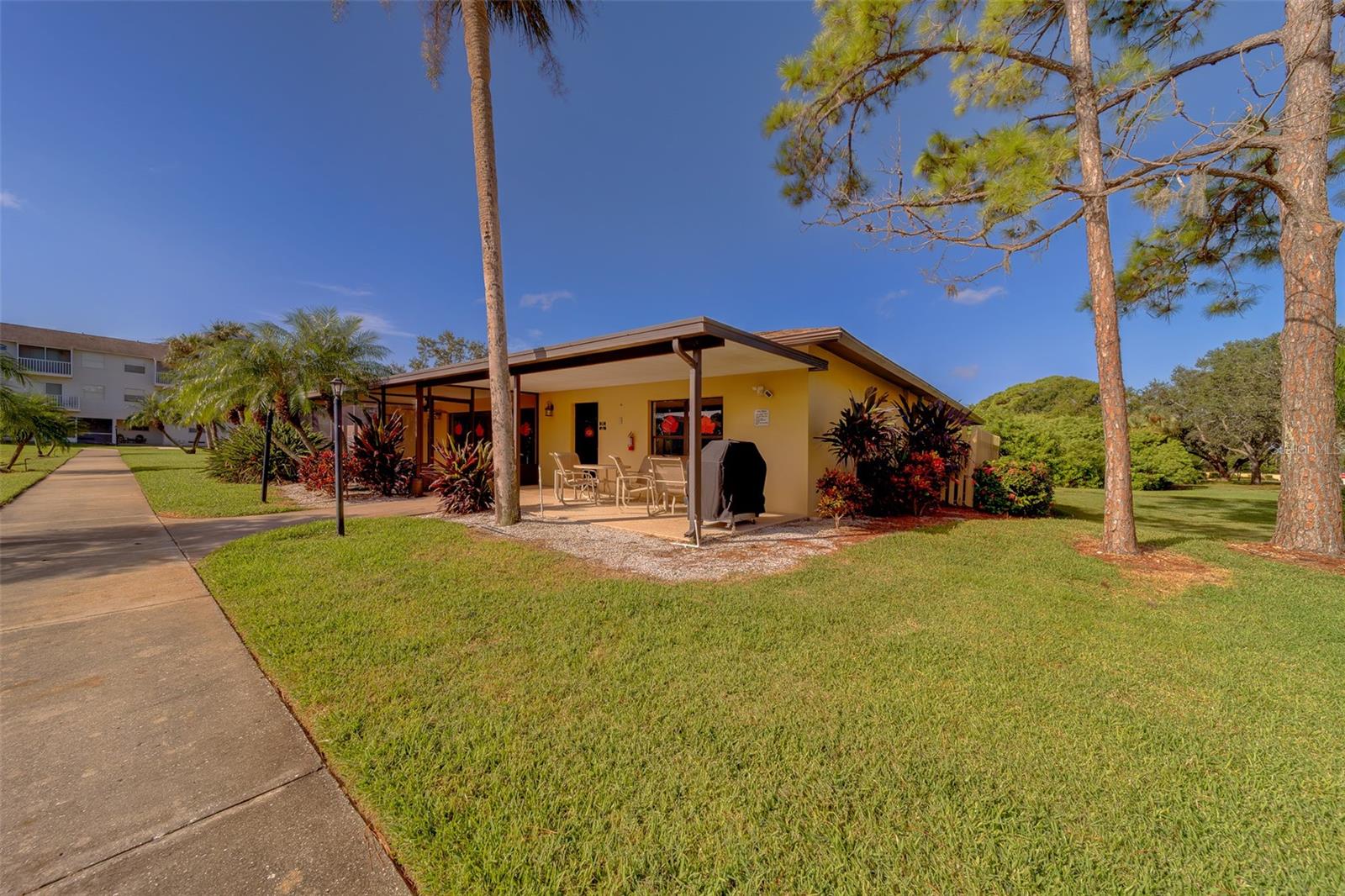 Image 41 of 66 For 5849 Park Street N 404