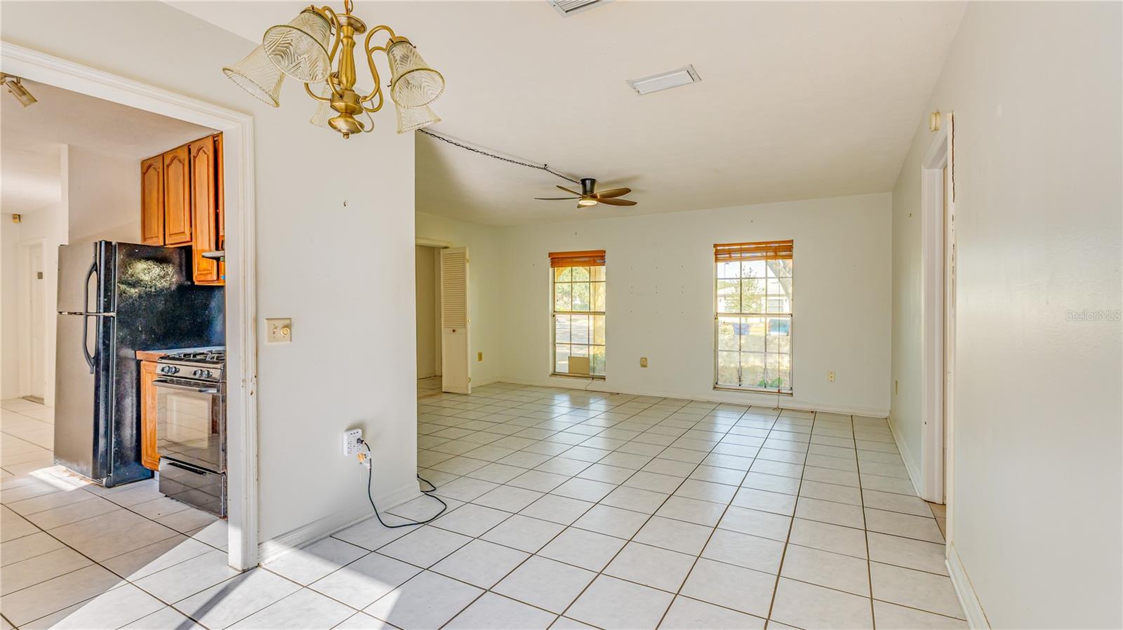 Listing photo id 8 for 633 Huntington Street