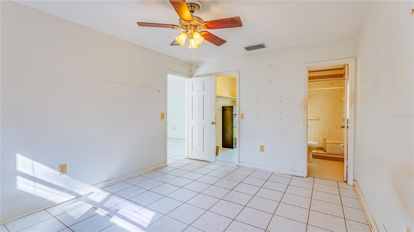 Listing photo id 10 for 633 Huntington Street