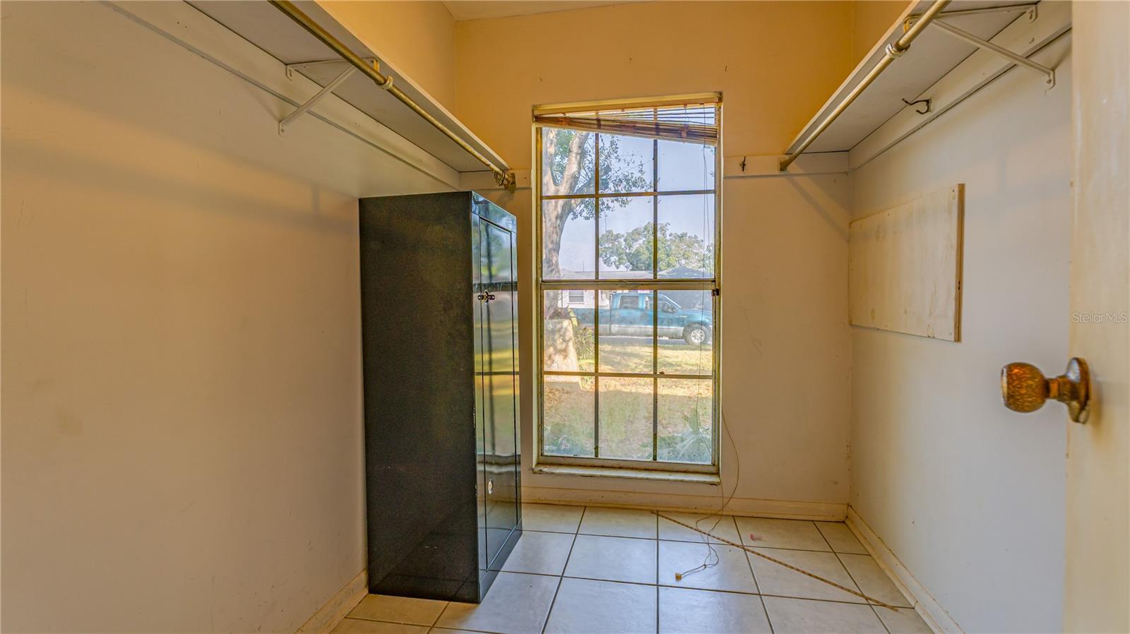 Listing photo id 11 for 633 Huntington Street