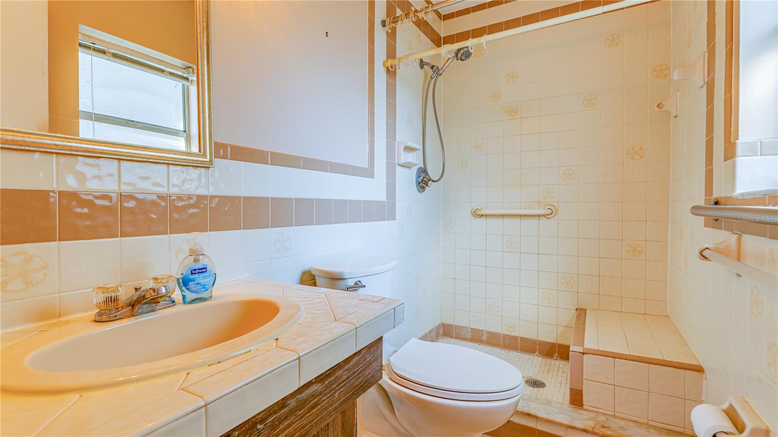 Listing photo id 12 for 633 Huntington Street