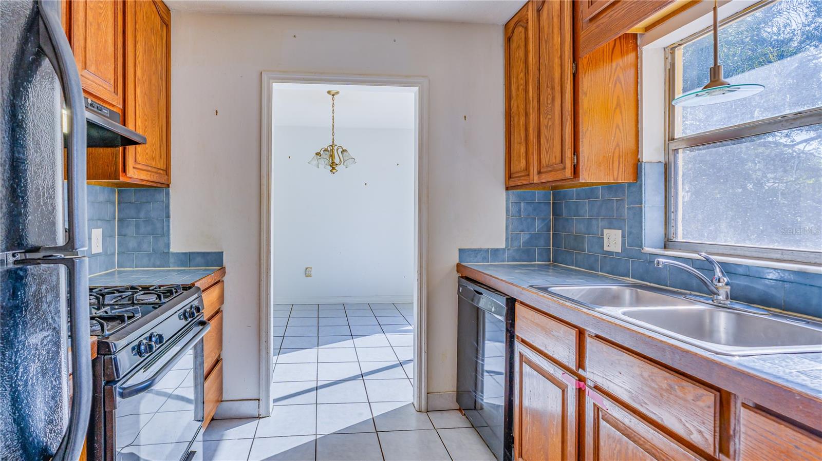 Listing photo id 14 for 633 Huntington Street