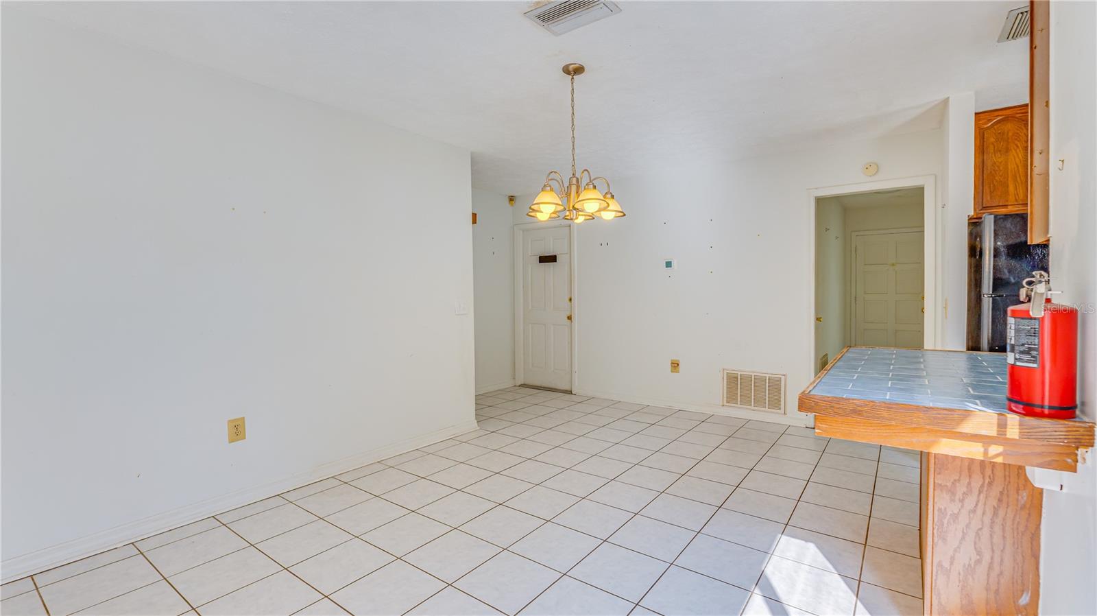 Listing photo id 15 for 633 Huntington Street