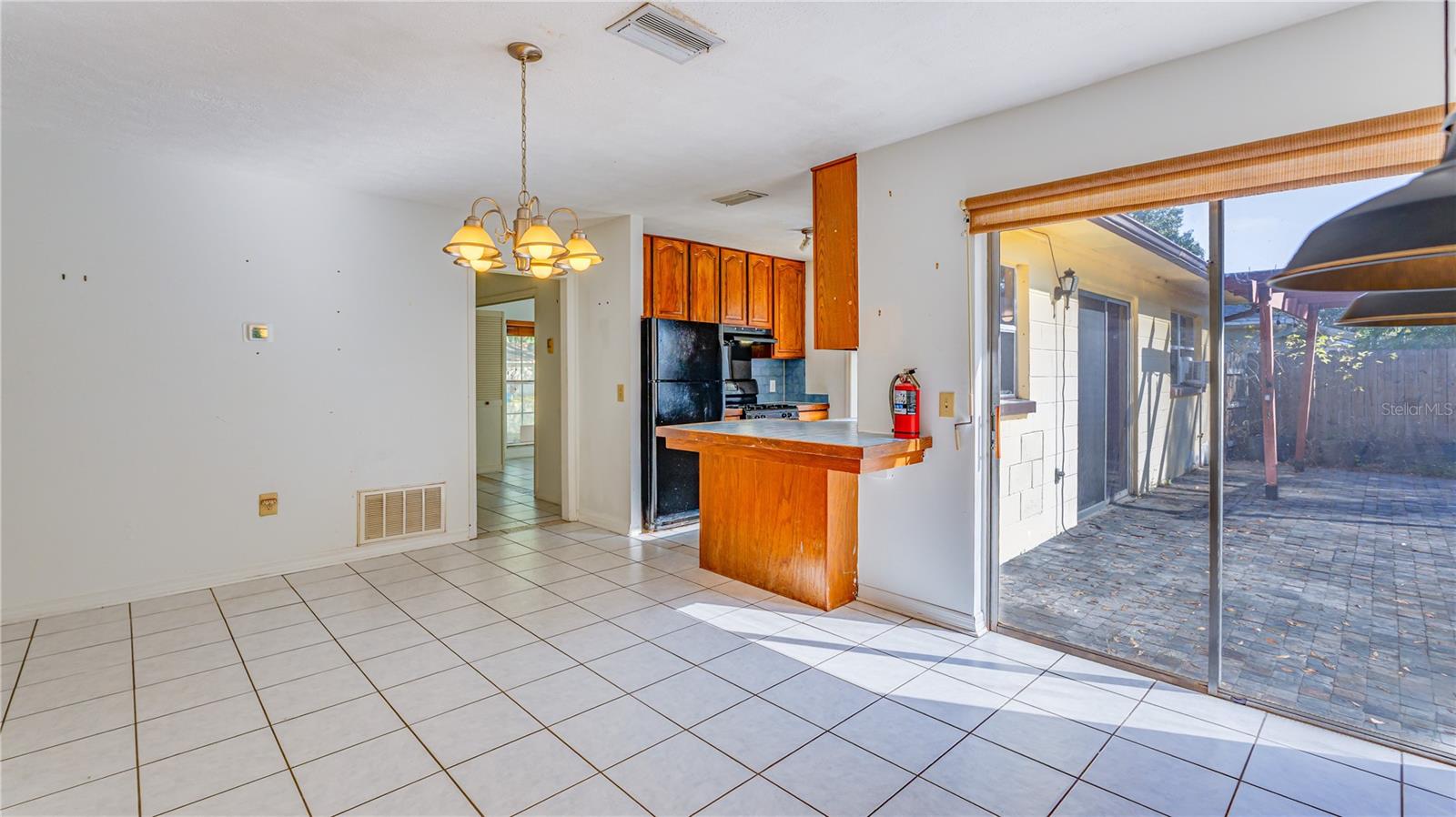 Listing photo id 16 for 633 Huntington Street