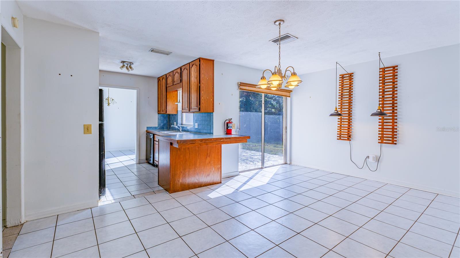 Listing photo id 17 for 633 Huntington Street