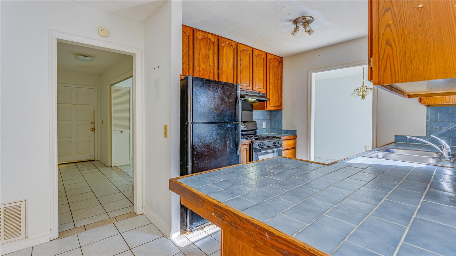 Listing photo id 18 for 633 Huntington Street