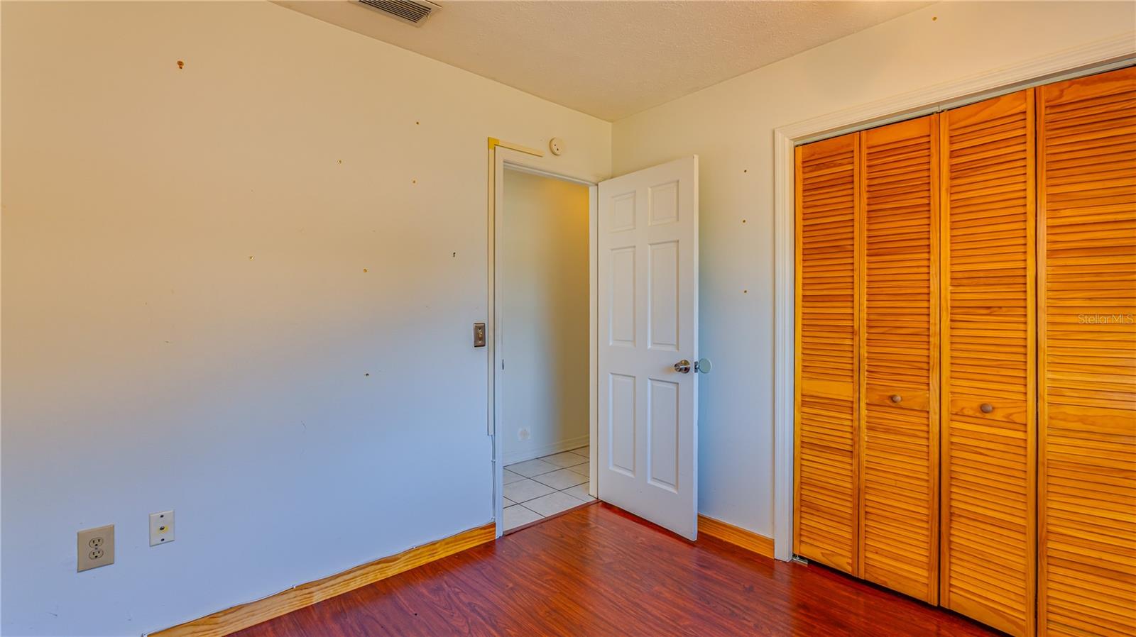 Listing photo id 20 for 633 Huntington Street