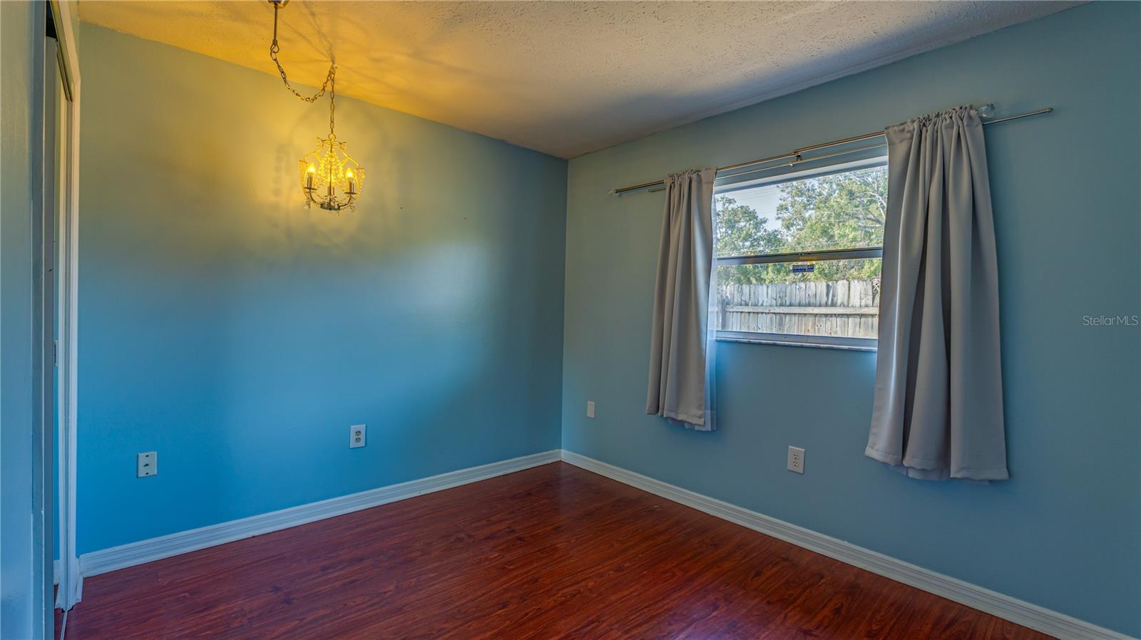 Listing photo id 21 for 633 Huntington Street