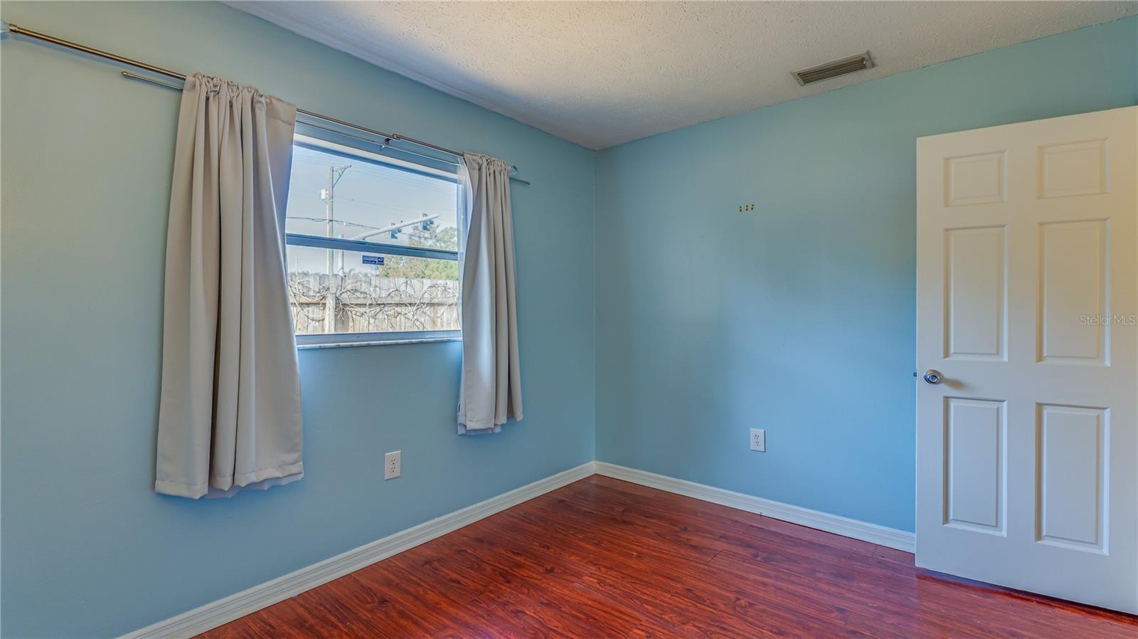 Listing photo id 22 for 633 Huntington Street