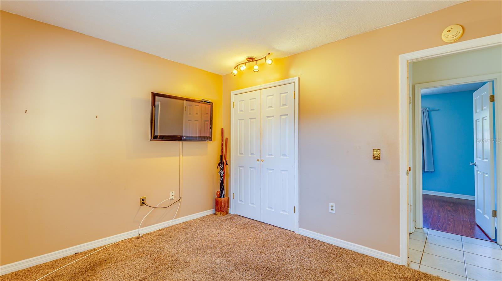 Listing photo id 24 for 633 Huntington Street