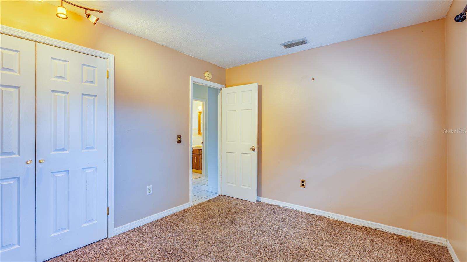 Listing photo id 25 for 633 Huntington Street