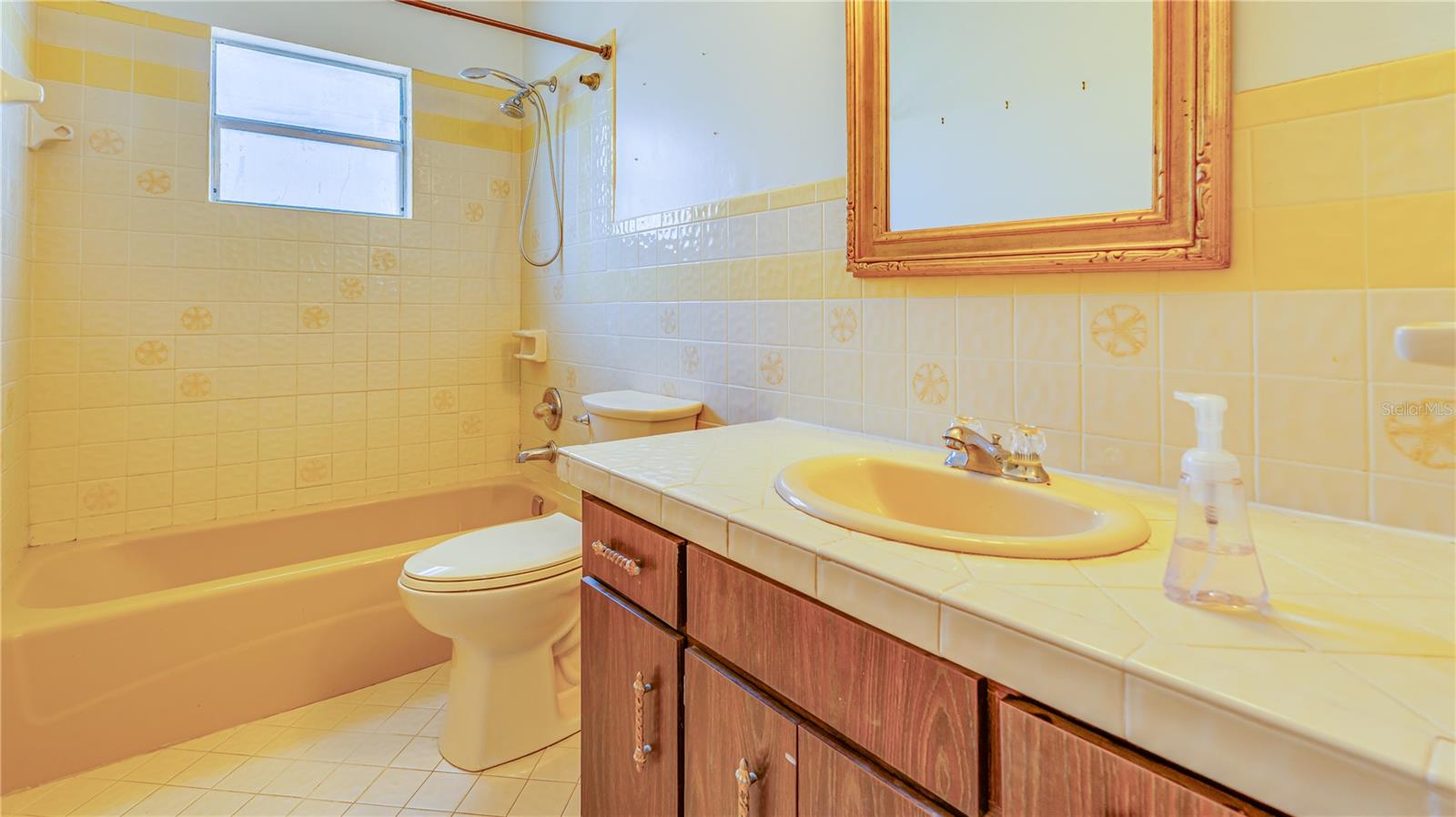 Listing photo id 27 for 633 Huntington Street