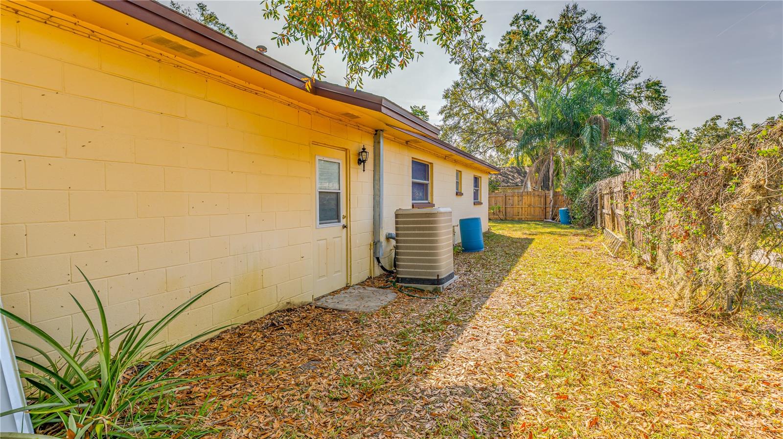 Listing photo id 31 for 633 Huntington Street