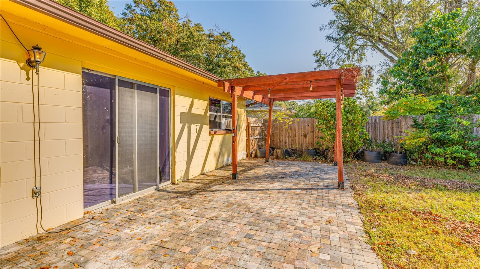 Listing photo id 32 for 633 Huntington Street