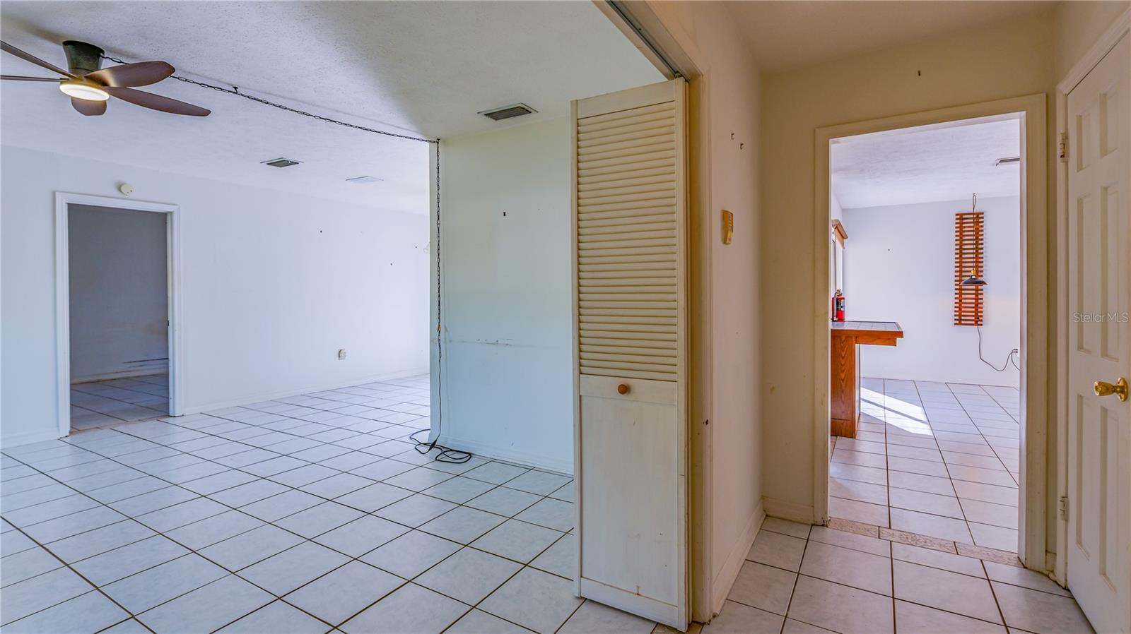 Listing photo id 2 for 633 Huntington Street