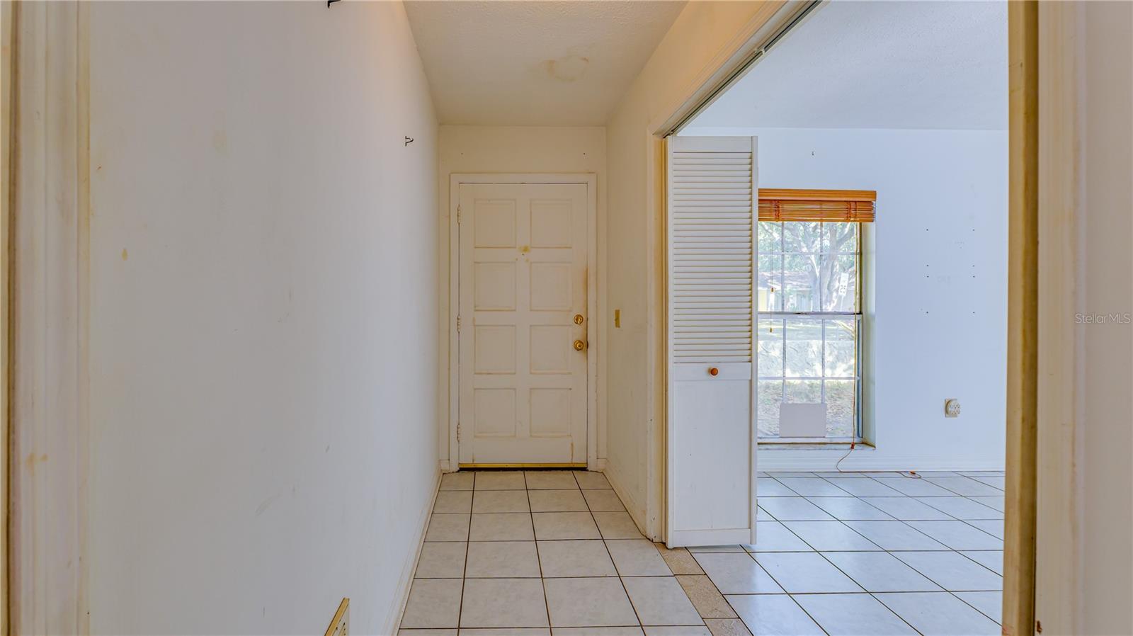 Listing photo id 3 for 633 Huntington Street