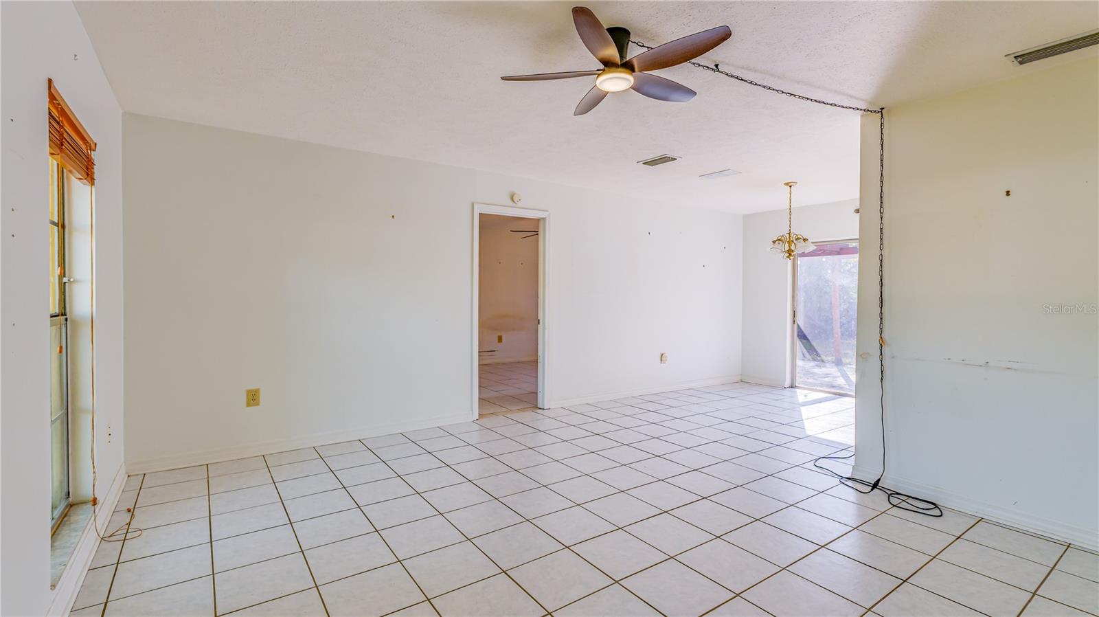 Listing photo id 5 for 633 Huntington Street