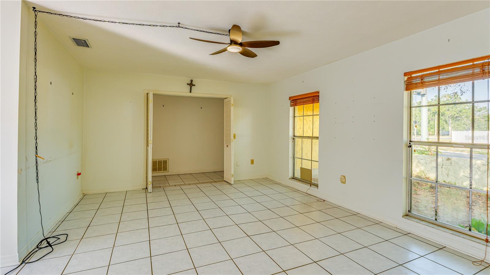 Listing photo id 6 for 633 Huntington Street