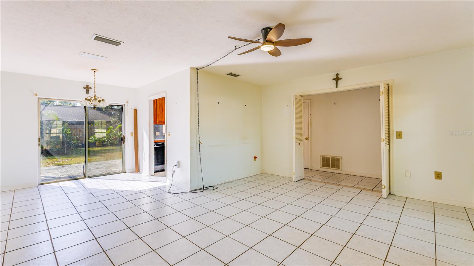 Listing photo id 7 for 633 Huntington Street