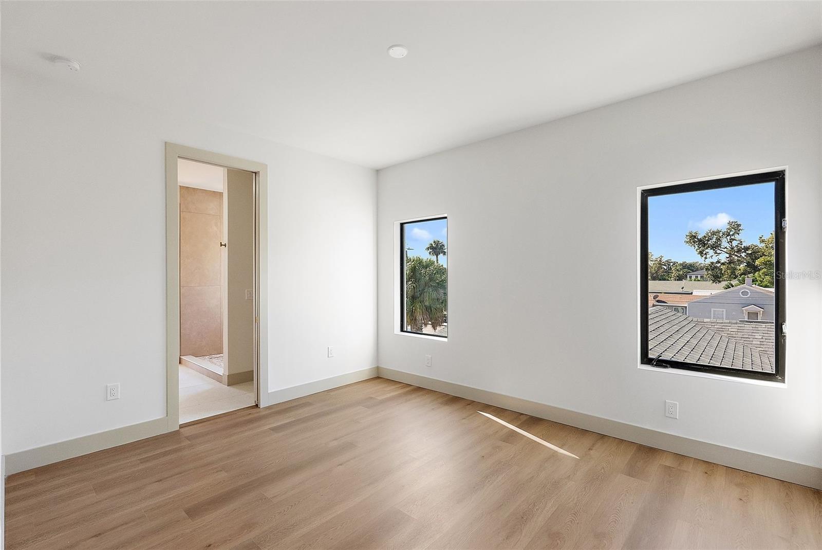 Image 13 of 31 For 2320 North B Street 2