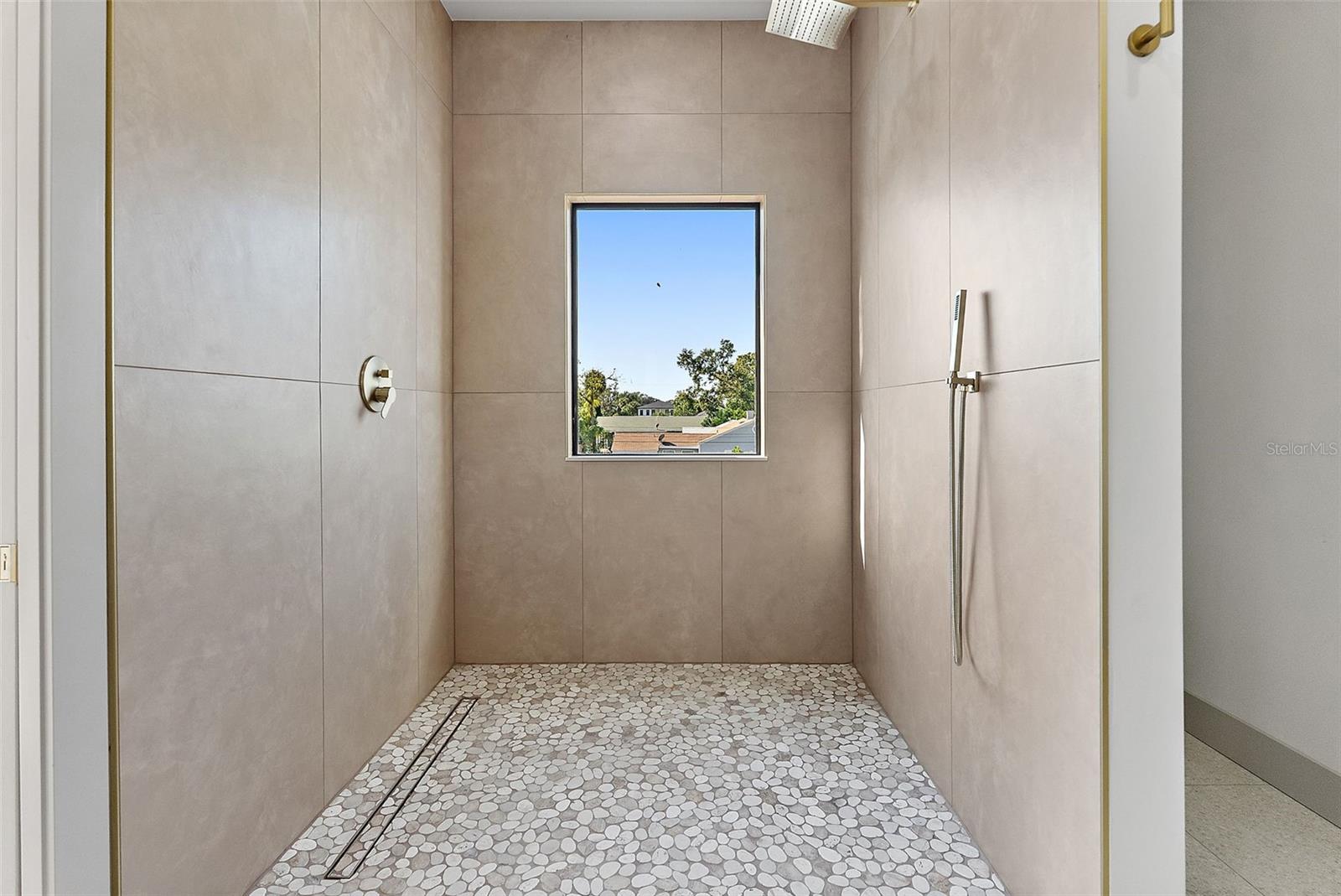 Image 16 of 31 For 2320 North B Street 2