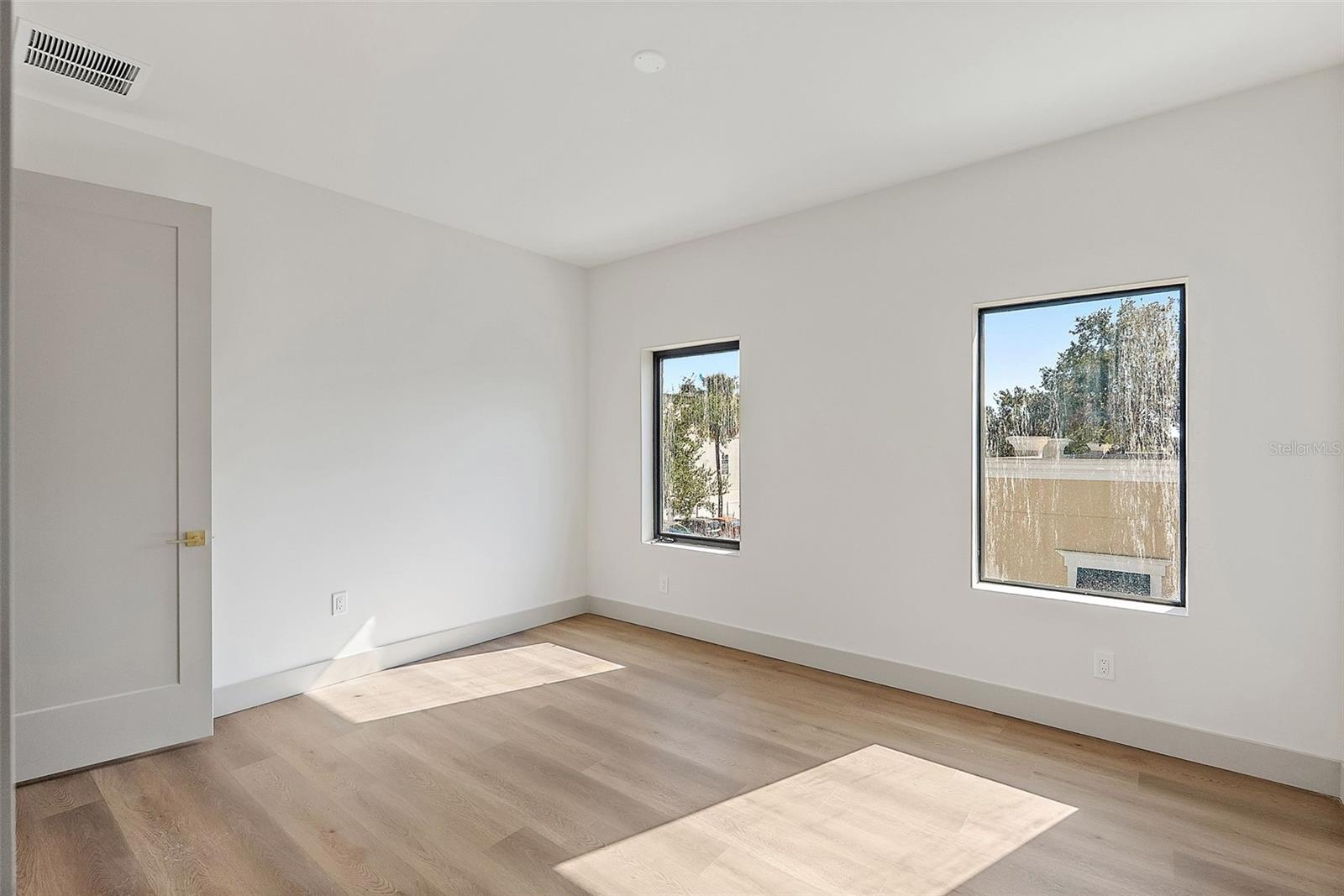 Image 17 of 31 For 2320 North B Street 2