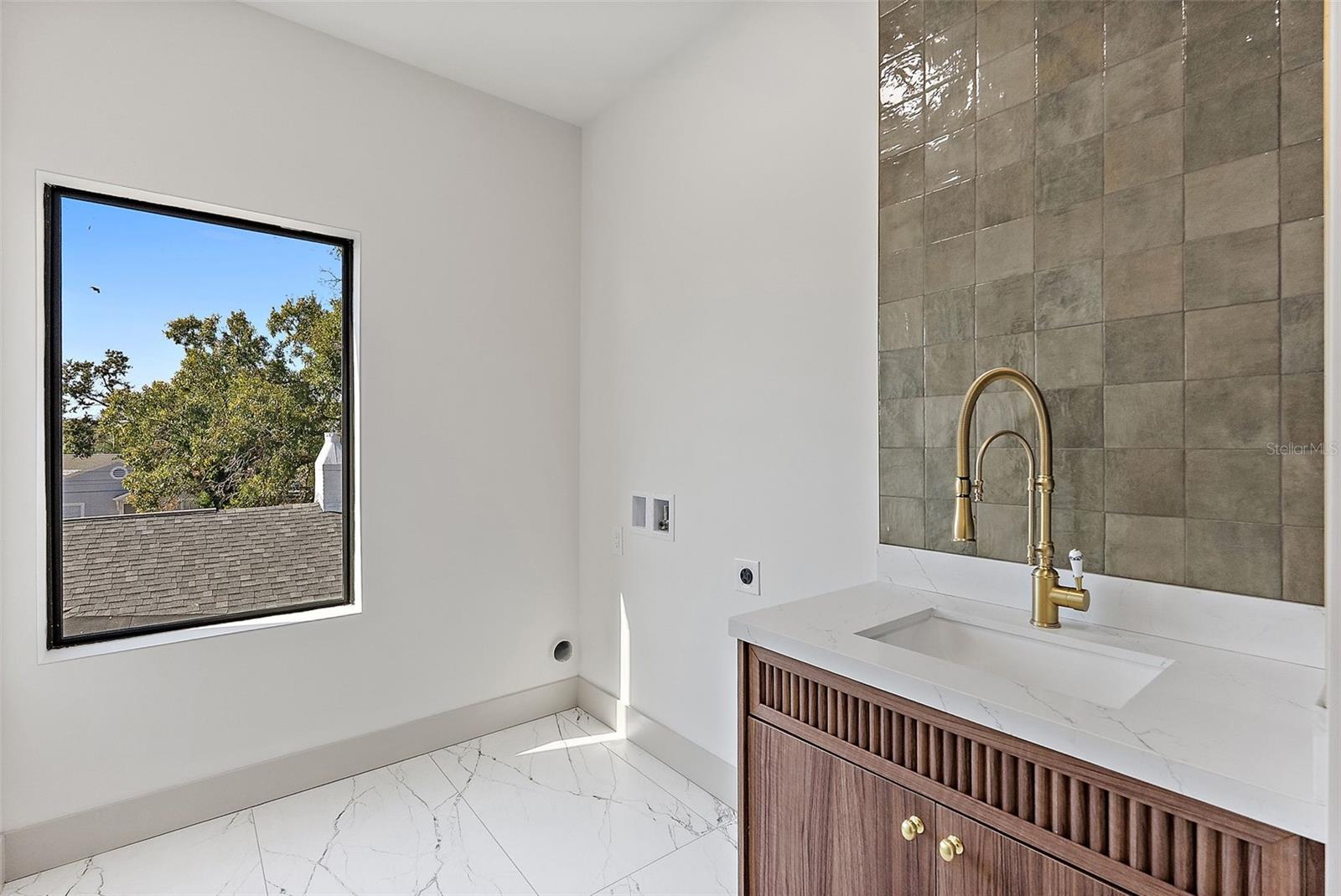 Image 19 of 31 For 2320 North B Street 2