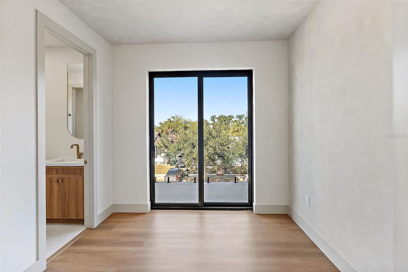 Image 20 of 31 For 2320 North B Street 2