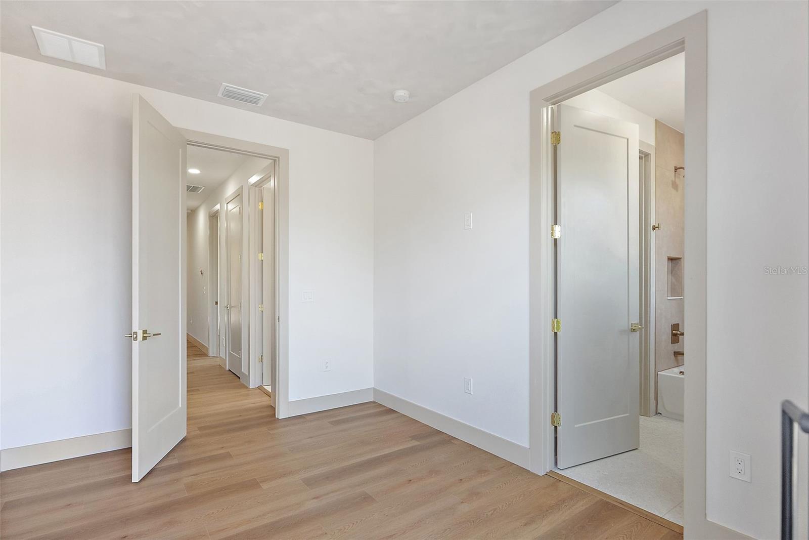 Image 21 of 31 For 2320 North B Street 2