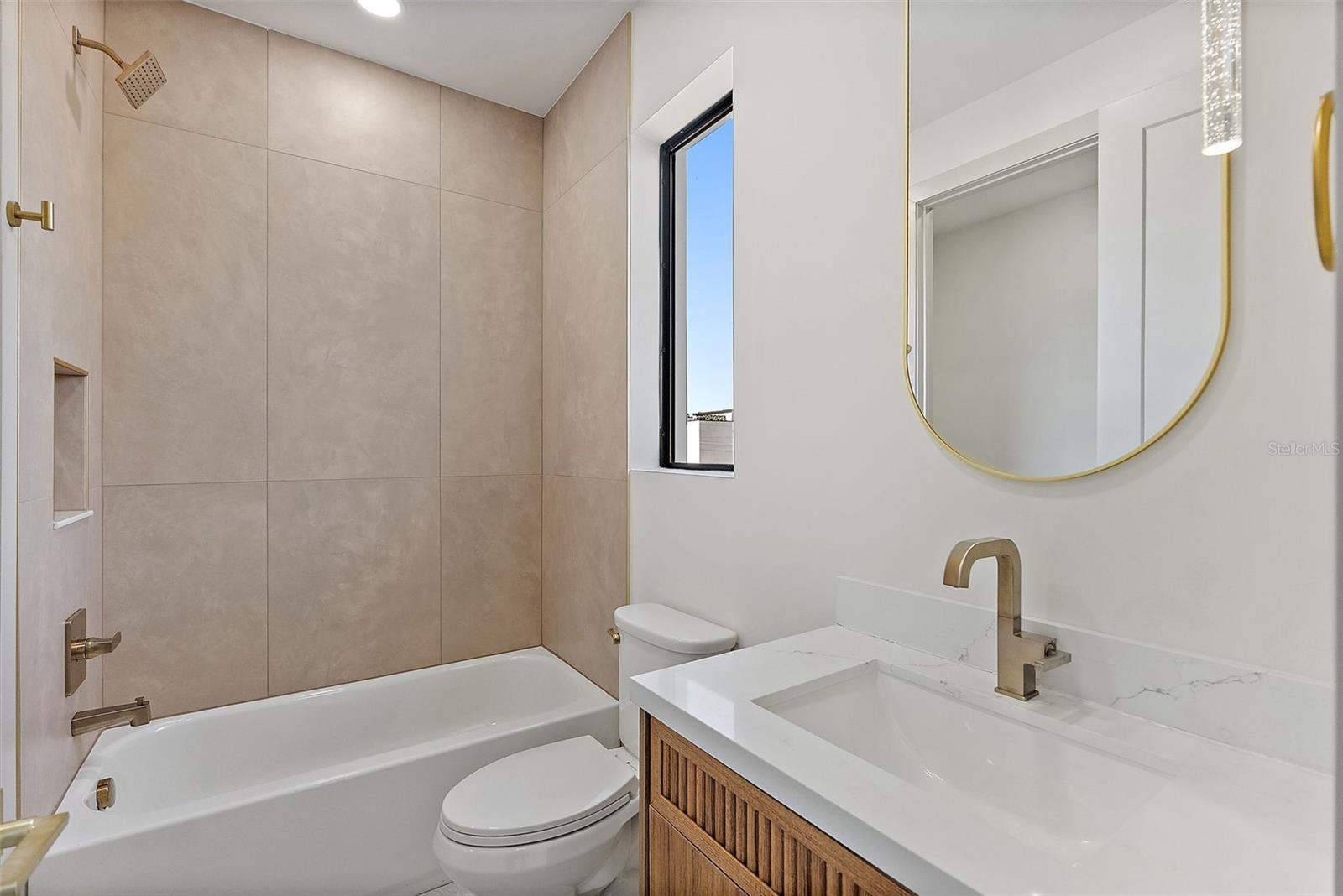 Image 22 of 31 For 2320 North B Street 2