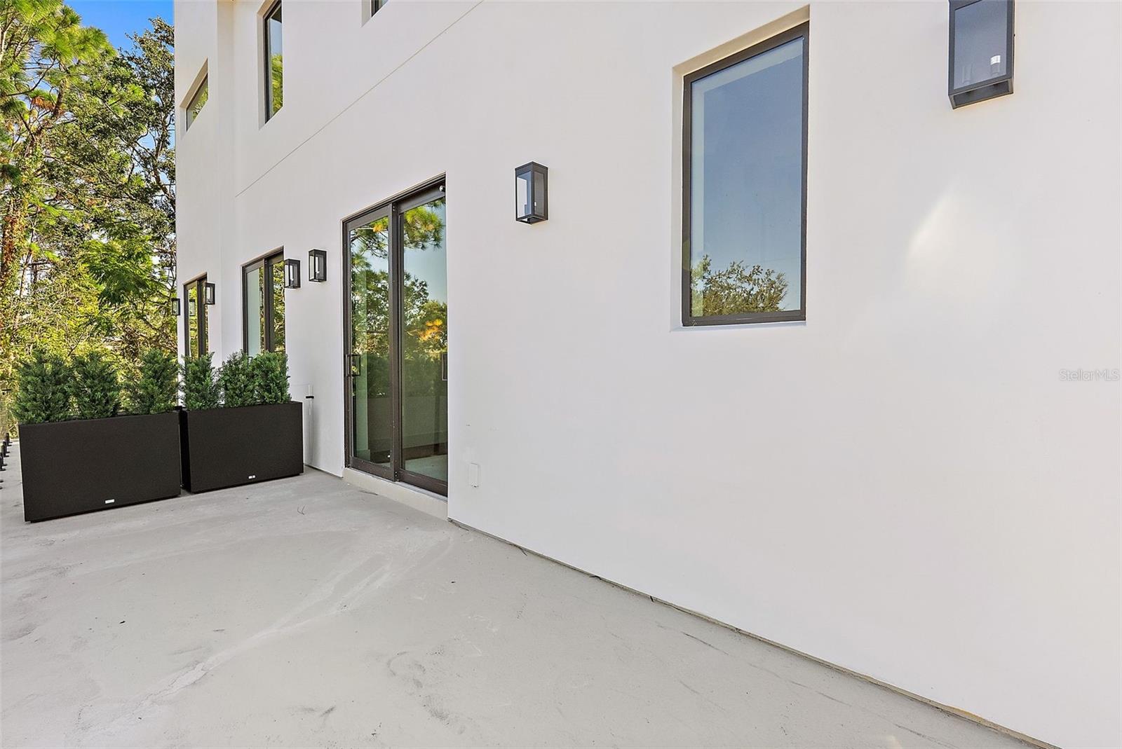 Image 23 of 31 For 2320 North B Street 2