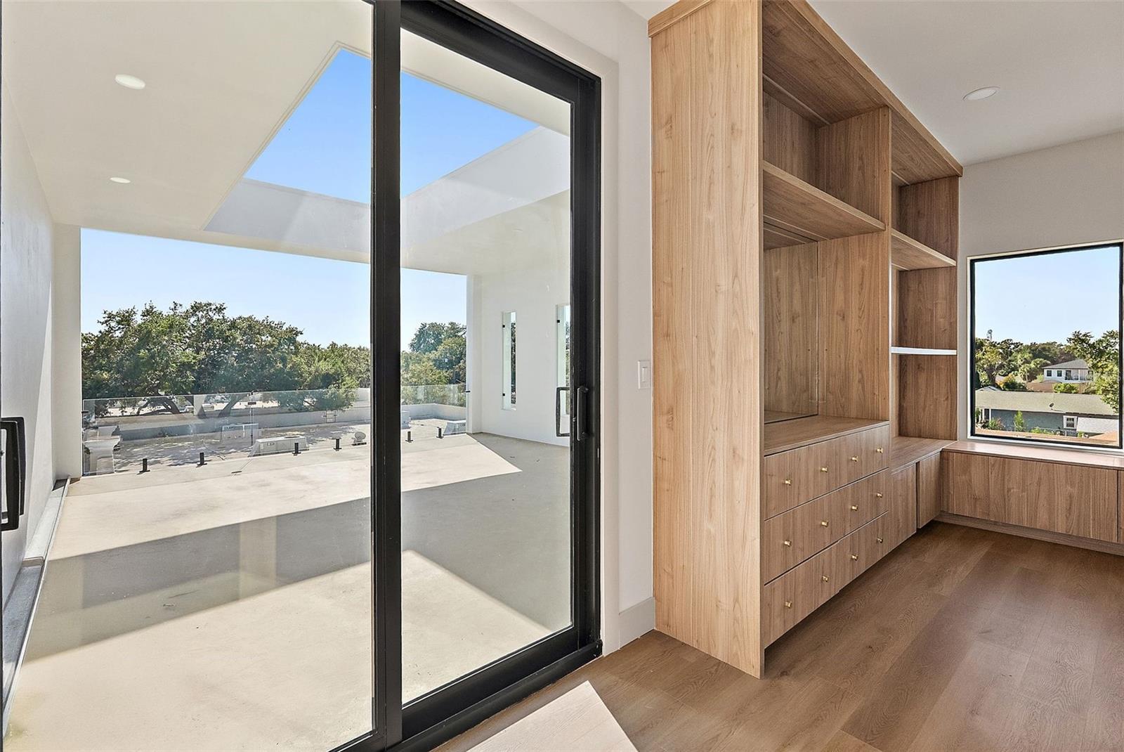 Image 24 of 31 For 2320 North B Street 2