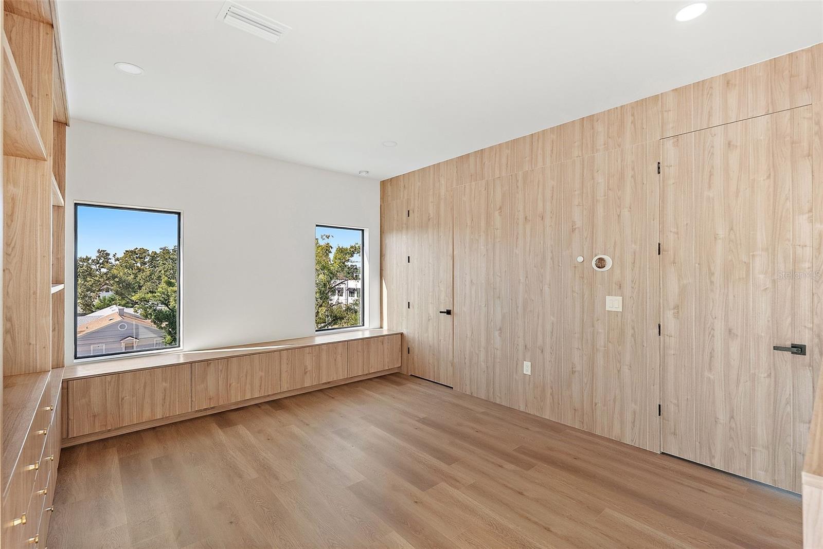 Image 25 of 31 For 2320 North B Street 2