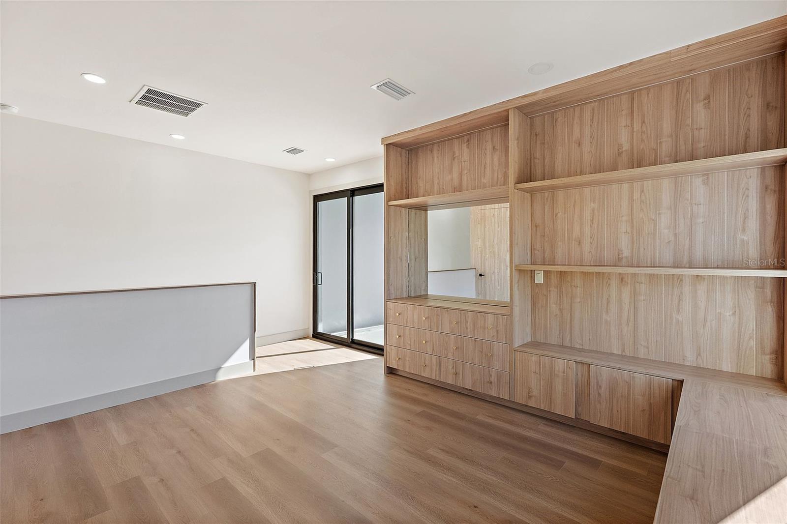 Image 26 of 31 For 2320 North B Street 2