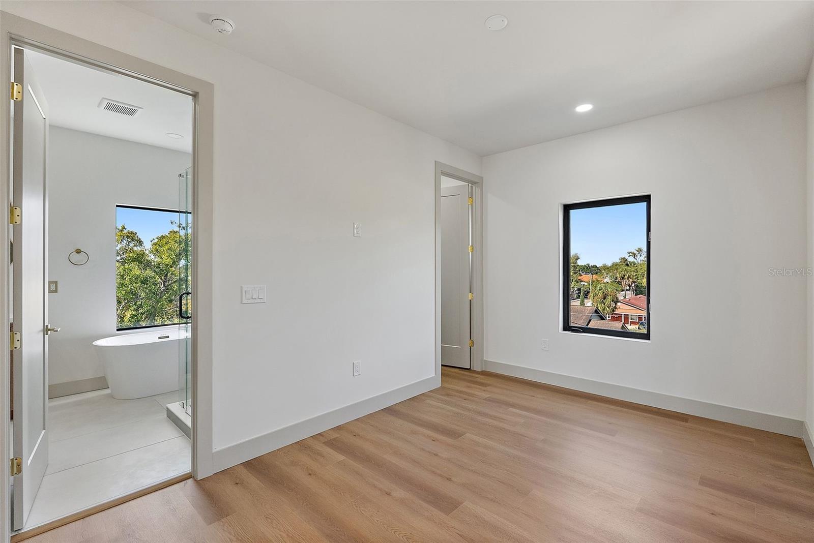 Image 27 of 31 For 2320 North B Street 2