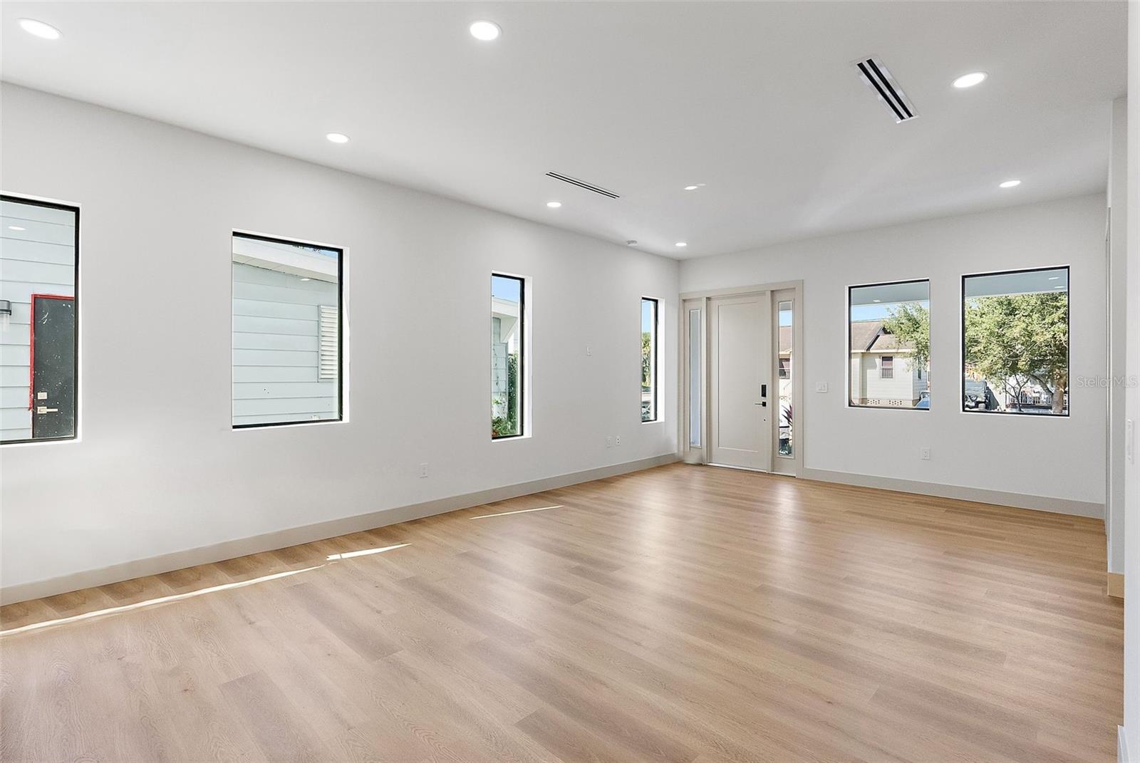 Image 7 of 31 For 2320 North B Street 2