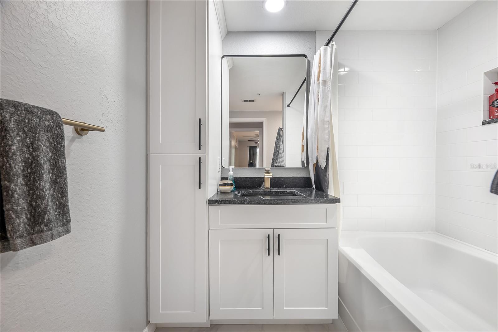 Image 15 of 42 For 410 Armenia Avenue 928