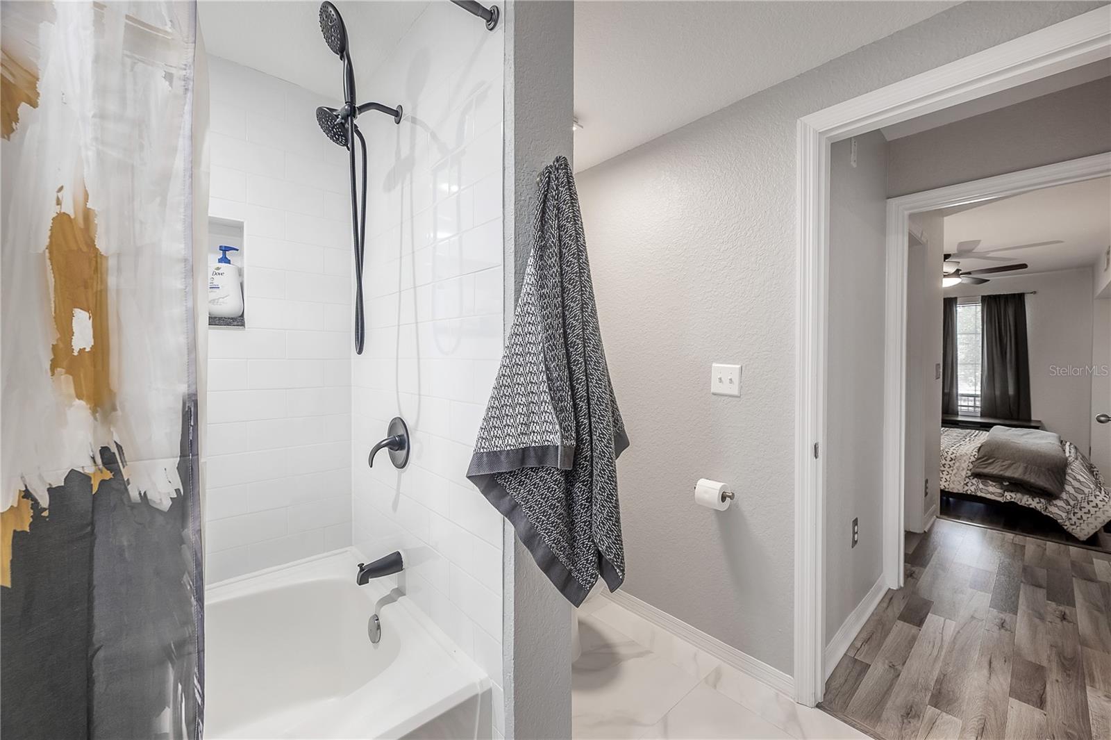 Image 16 of 42 For 410 Armenia Avenue 928