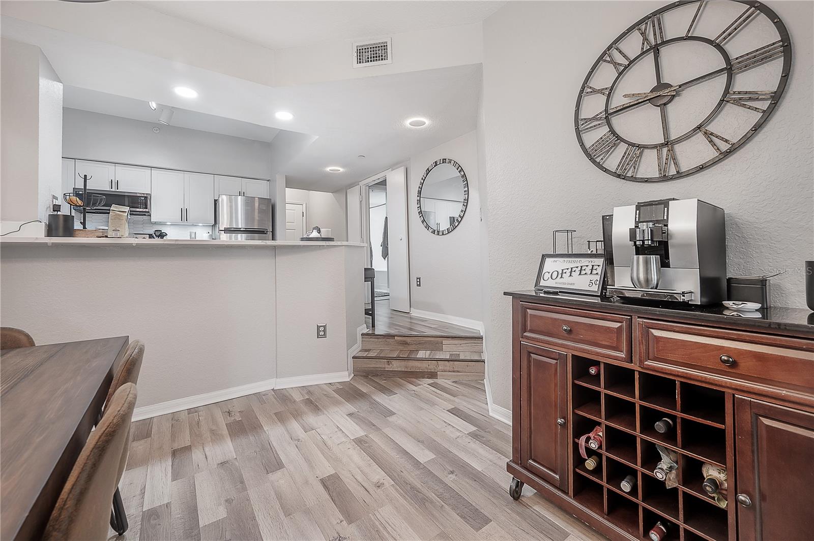 Image 6 of 42 For 410 Armenia Avenue 928