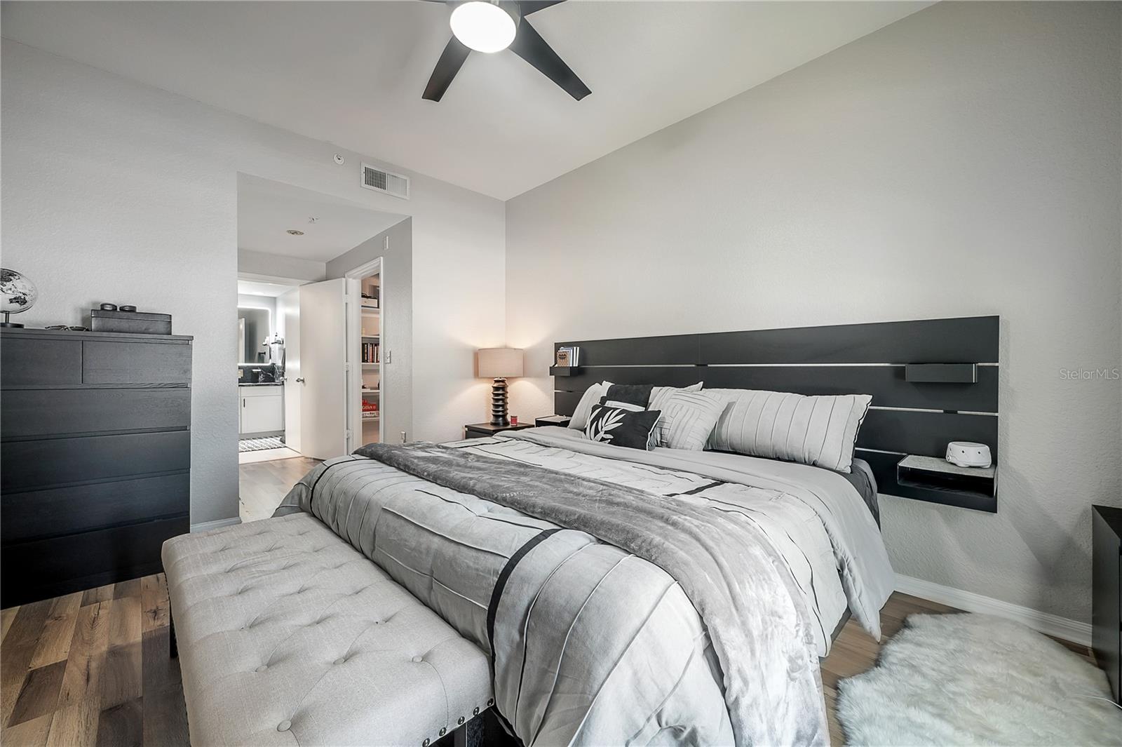 Image 9 of 42 For 410 Armenia Avenue 928